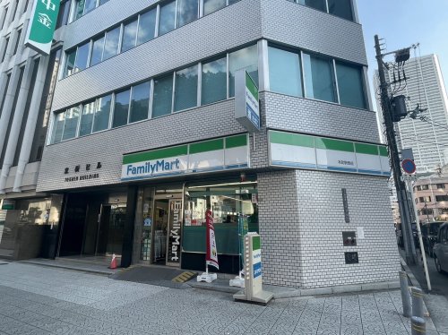 コンビニ　ファミリーマート　本町駅西店（コンビニ）まで200m
