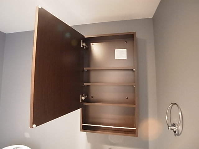 その他　洗面台の鏡を開けると収納スペースになってます。