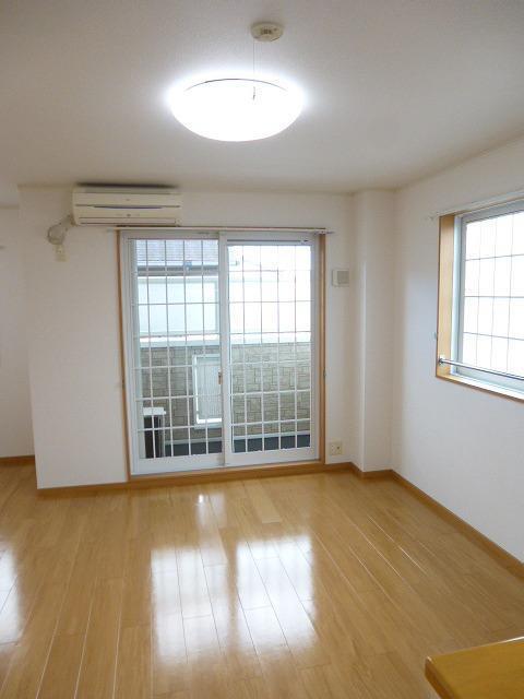 居室・リビング　照明付きのゆったりとした12帖のお部屋です！