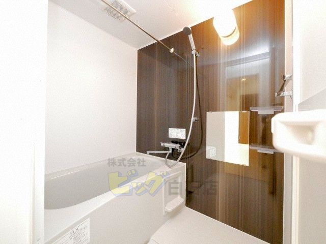 バス・シャワールーム　広々タイプのお風呂です♪
