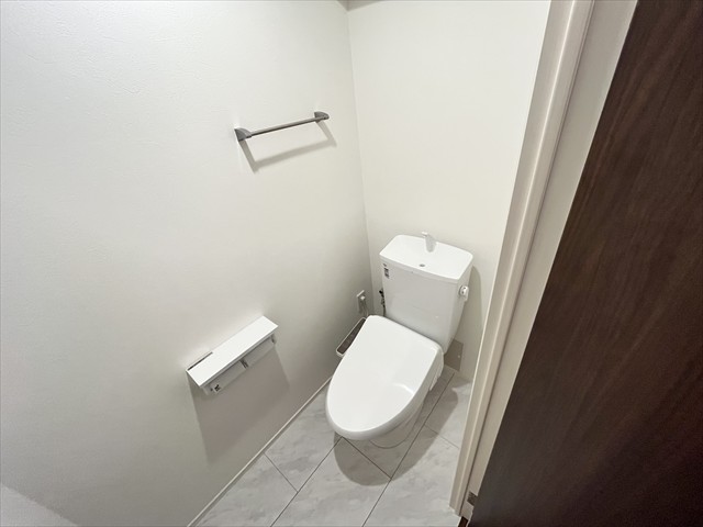 トイレ　温水洗浄便座