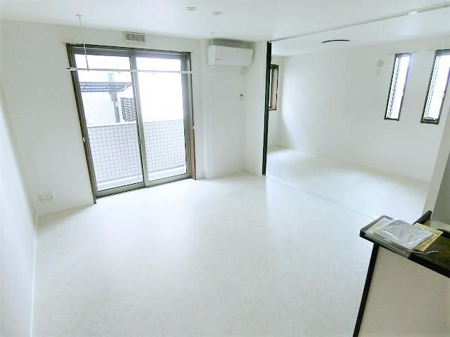 居室・リビング　こちらのリビングで趣味の時間をお楽しみください