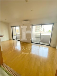 居室・リビング　こちらの居間で趣味の時間をお楽しみください