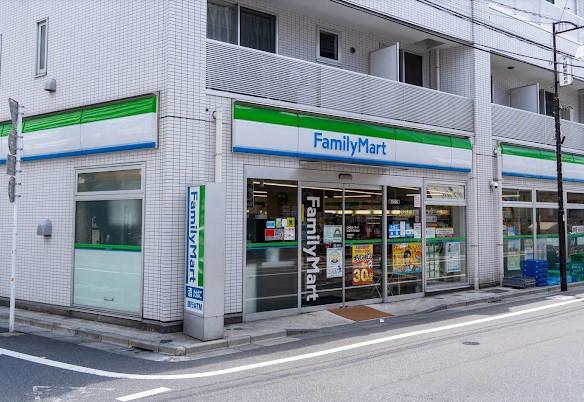 コンビニ　ファミリーマート丸萬千川駅前店（コンビニ）まで434m