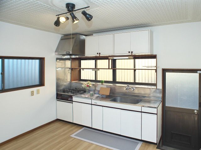 キッチン　勝手口の外は屋根付きの駐車場！荷物が多い雨の日も便利です。