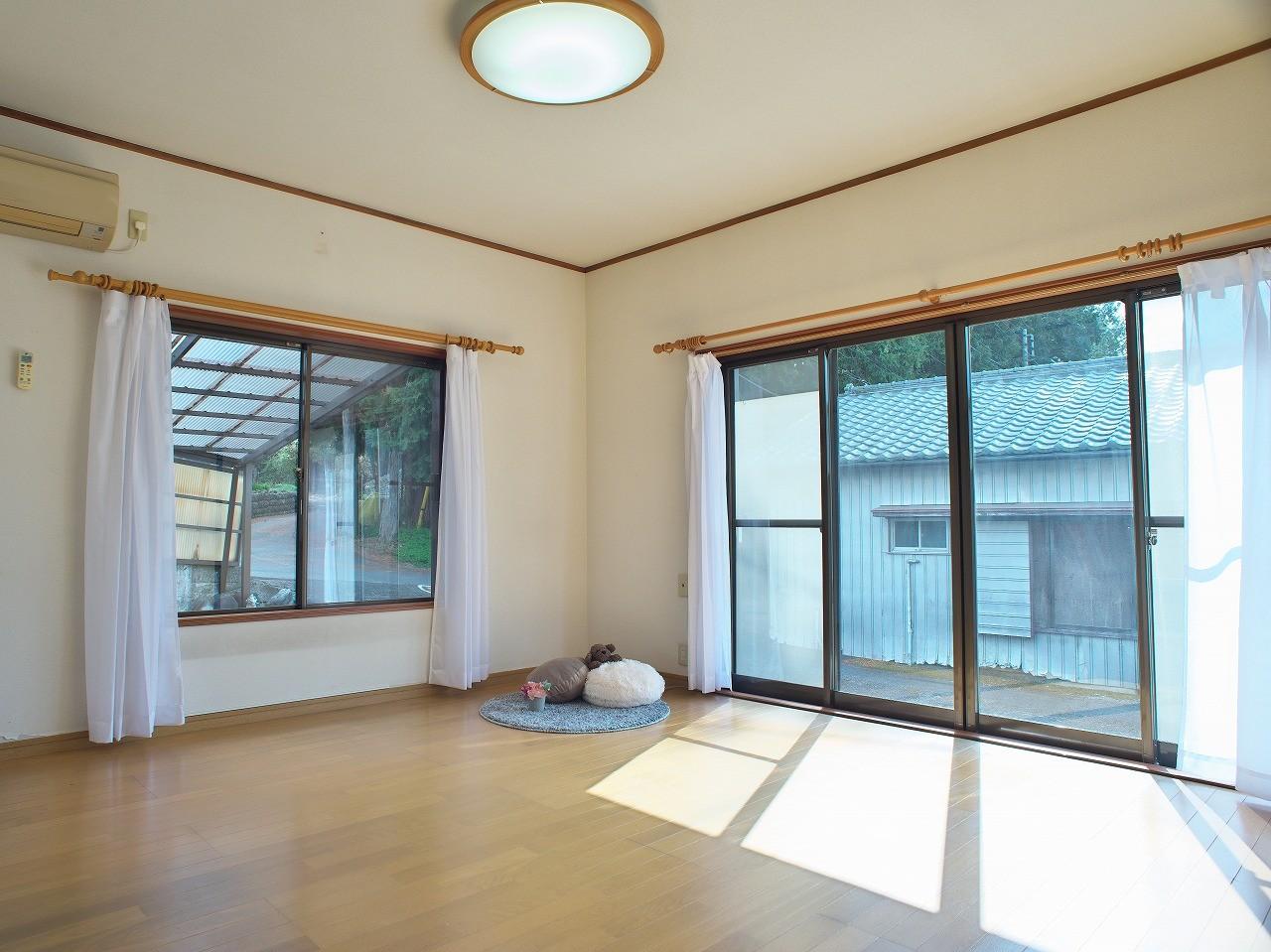 居室・リビング　フローリングの2面採光リビングで、家族みんながくつろげます