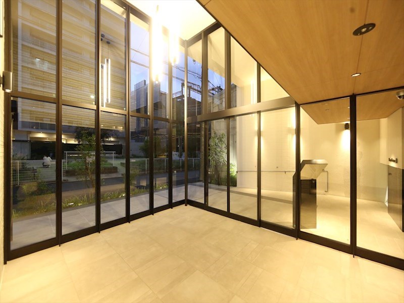 エントランス　エントランス　オートロック付　防犯カメラ付