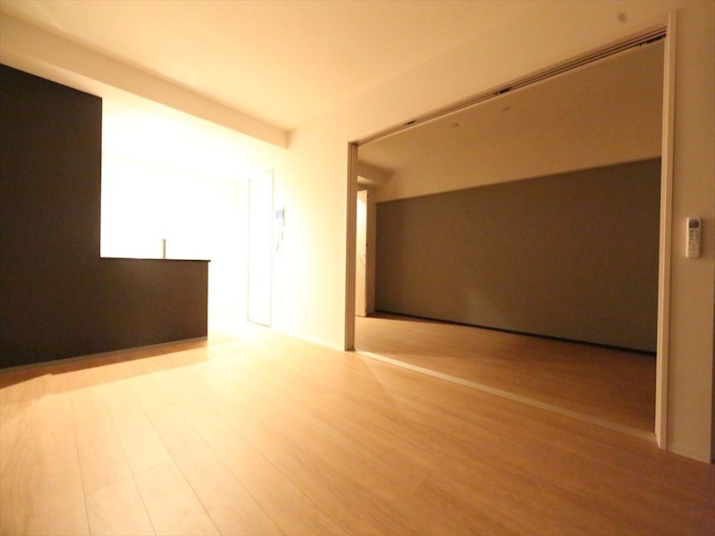 居室・リビング　ＬＤＫ11.2帖　洋室6.1帖　つなげても仕切っても使えます