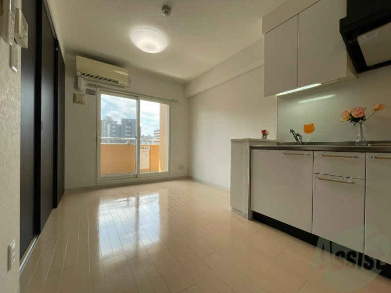 居室・リビング　リビングです。白を基調としていてお部屋全体が明るいですね！