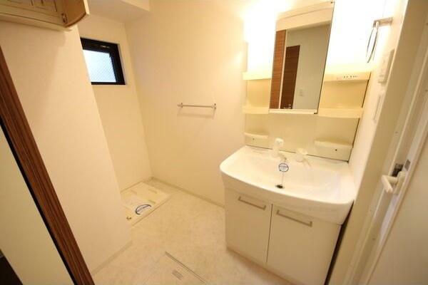 洗面設備　※写真は同じマンションの違う部屋のものになります。