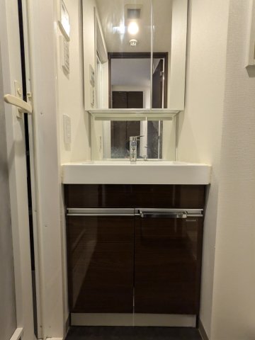 洗面設備　使いやすい独立洗面台です