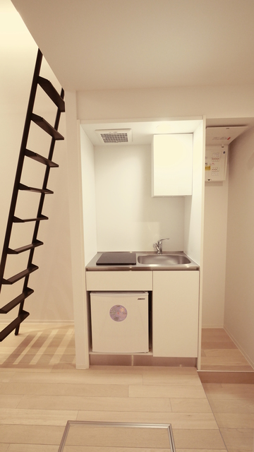 キッチン　キッチン横には収納用オリコンを設置します