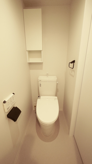 トイレ　洗浄便座付トイレ、収納棚もあります