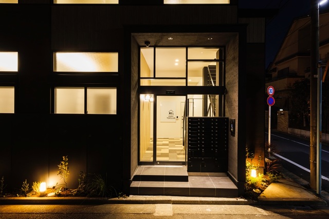 エントランス　夜帰った時もエントランスが明るいので安心です