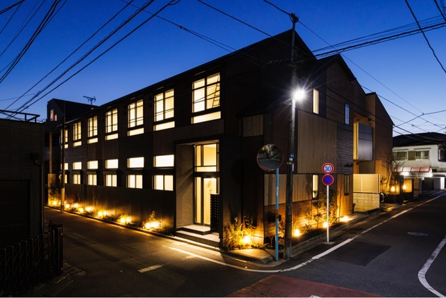 建物外観　温かみのあるオレンジ色の外灯で外からも温もりを感じられます