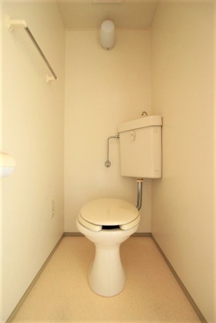 トイレ　同物件別号室の写真です。