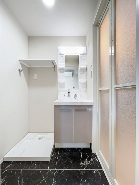 洗面設備　明るい洗面所です