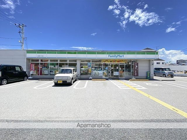 コンビニ　ファミリーマート（コンビニ）まで695m