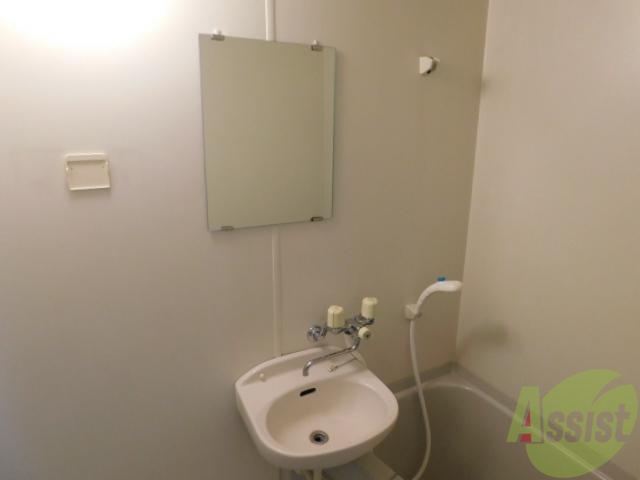 洗面設備　シンプルな洗面台です