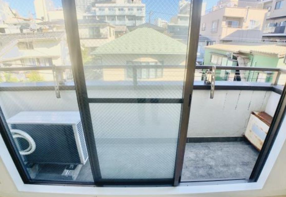 バルコニー　暖かな日差しのふりそそぐバルコニー