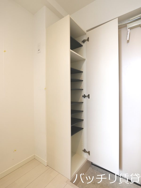 玄関　別号室タイプの為、現状を優先致します。