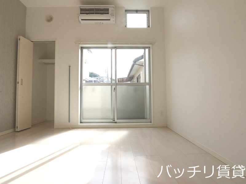 バルコニー　別号室タイプの為、現状を優先致します。