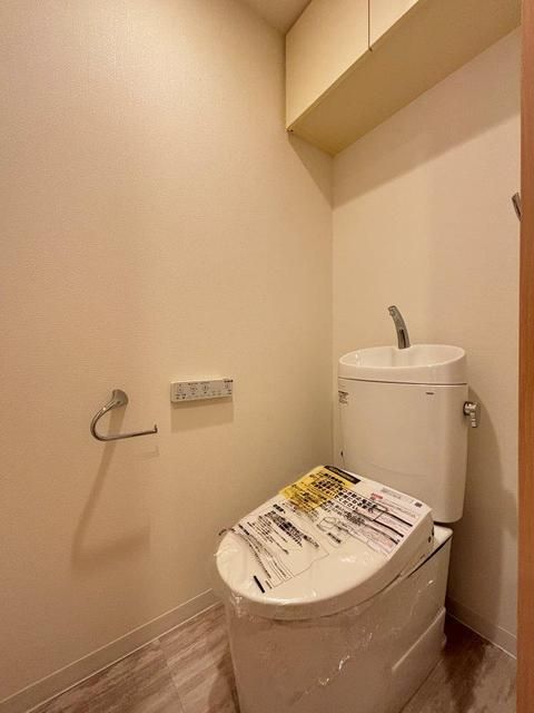 トイレ　落ち着いた色調のトイレです