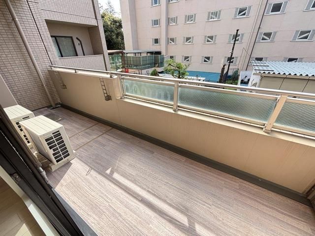 バルコニー　暖かな日差しのふりそそぐバルコニー