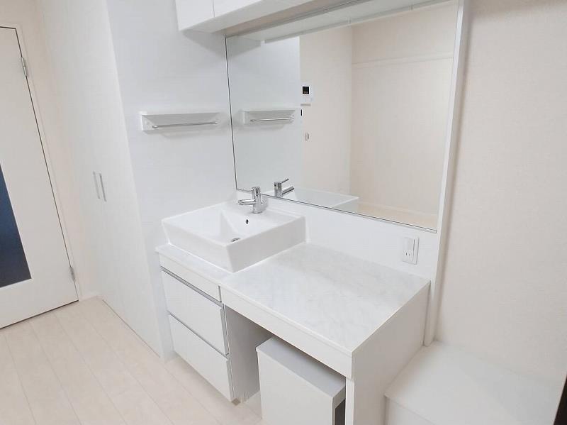 洗面設備　独立洗面台：男性にも女性にも嬉しい独立洗面台。