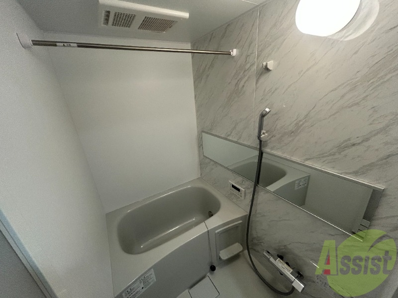 バス・シャワールーム　落ち着いたデザインの浴室。ゆったりできそうです。