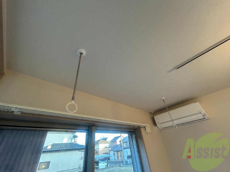 バルコニー　室内物干しがあるので外に干せないものはこちらへ。