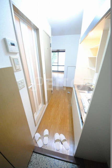 玄関　写真は２０１号室