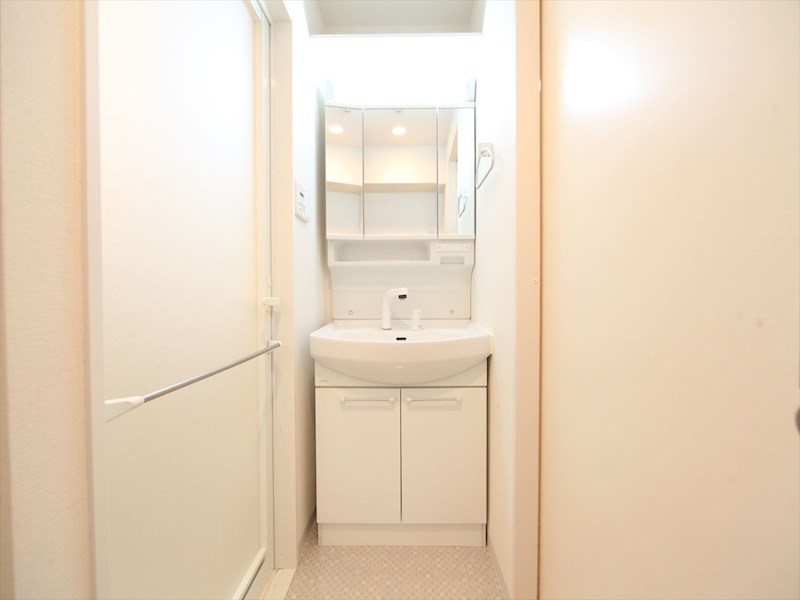 洗面設備　脱衣所　独立洗面台（シャンプードレッサー付）収納スペース有