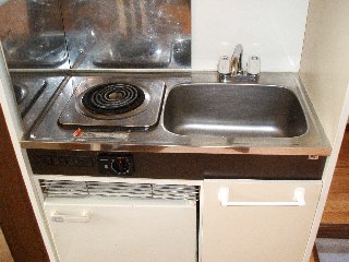 キッチン　小さいけど、冷蔵庫もついてます