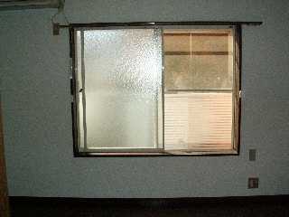 居室・リビング　窓の外は路地裏の為、１階でも人通りは気になりません