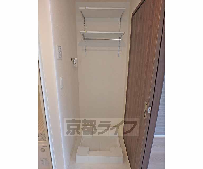 その他設備　洗濯機置き場です。可変棚収納が便利です。