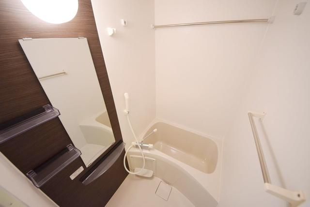 バス・シャワールーム　ミラー付きバスルーム