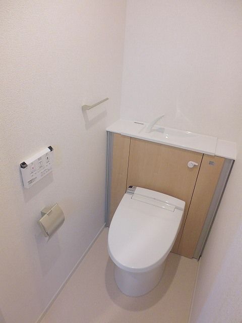 トイレ　落ち着いた色調のトイレです