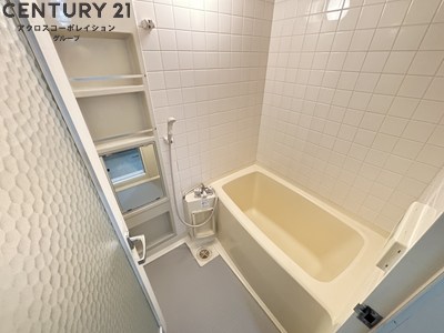 バス・シャワールーム　収納棚付きの浴室です！