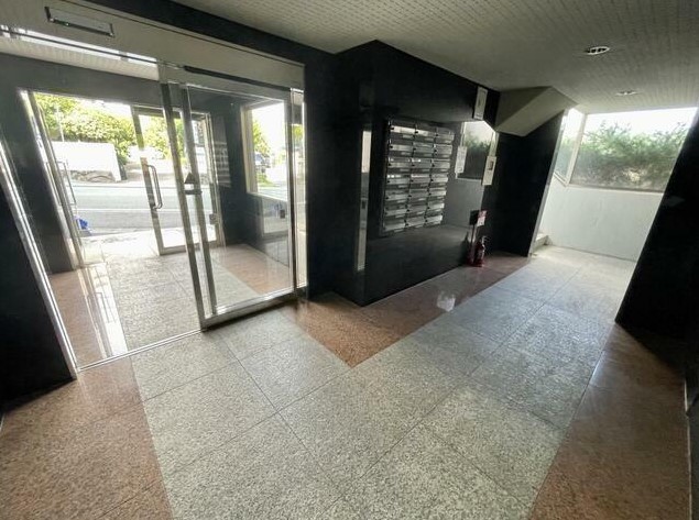 エントランス　退去前のため現況を優先します