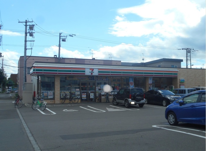 コンビニ　セブンイレブン（コンビニ）まで200m