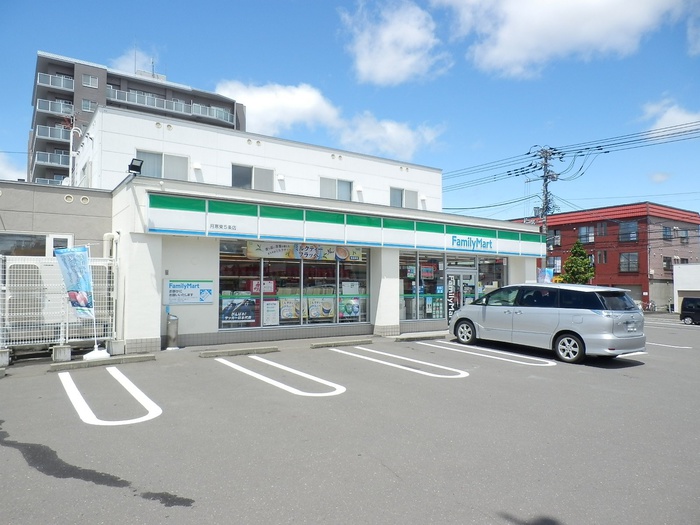 コンビニ　ファミリーマート（コンビニ）まで370m