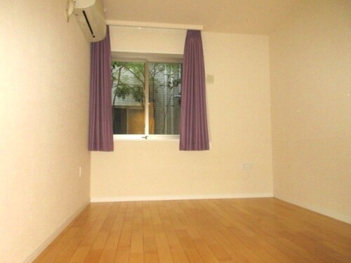 その他部屋・スペース　洋室約6.5畳　※カーテン撤去予定