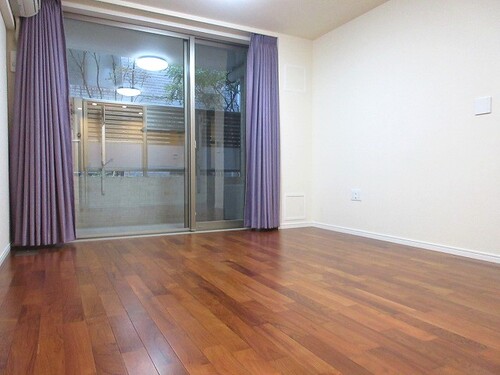 居室・リビング　リビングダイニング　※カーテン撤去予定