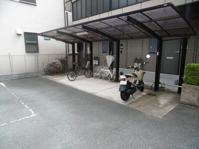 その他共有部分　屋根付きの駐輪場です。