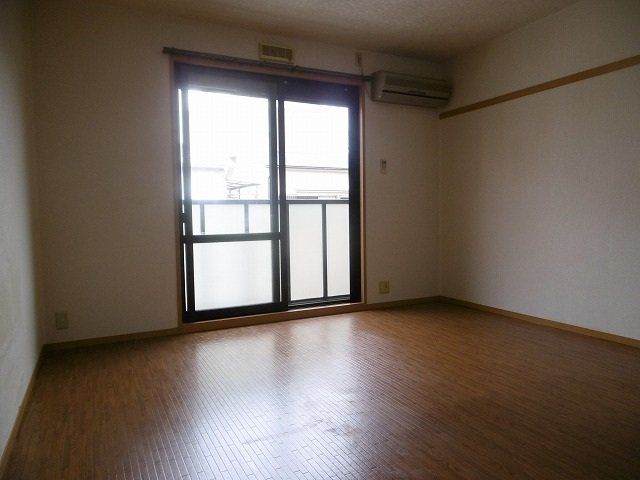 居室・リビング　洋室9帖と広めです。