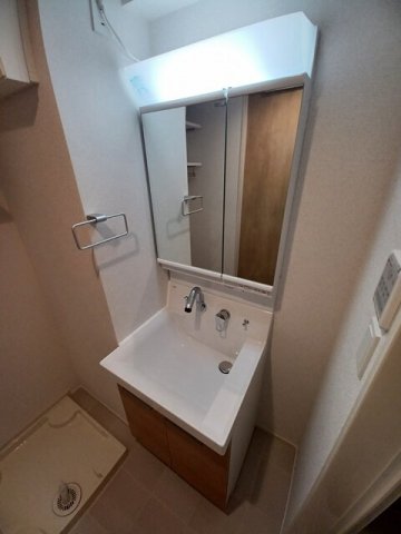 洗面設備　ゆったりとスペースのある洗面所