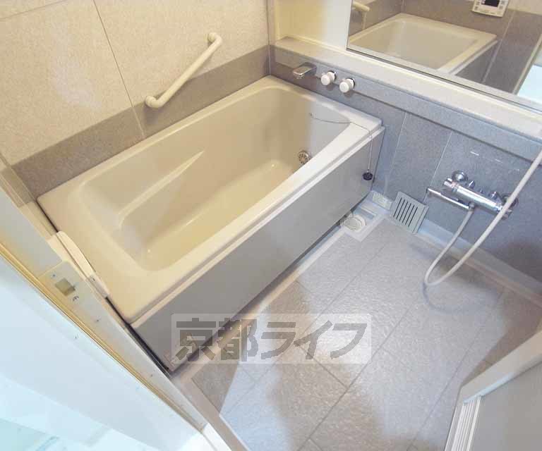 バス・シャワールーム　清潔感のあるお風呂です。