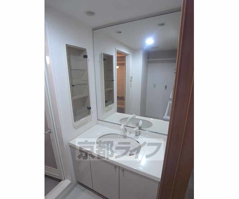 洗面設備　大きな鏡のある洗面台。