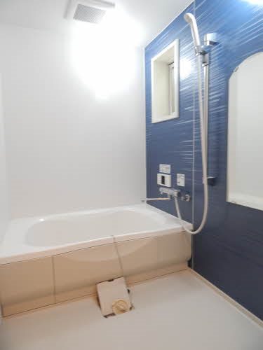 バス・シャワールーム　窓付きで換気もできます。